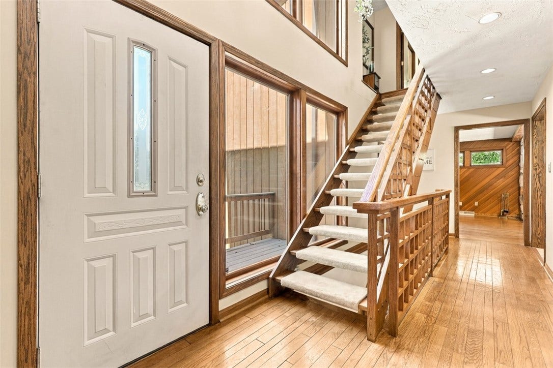 4282 Forest Glen Dr, Allison Park, PA 15101 The spacious entry