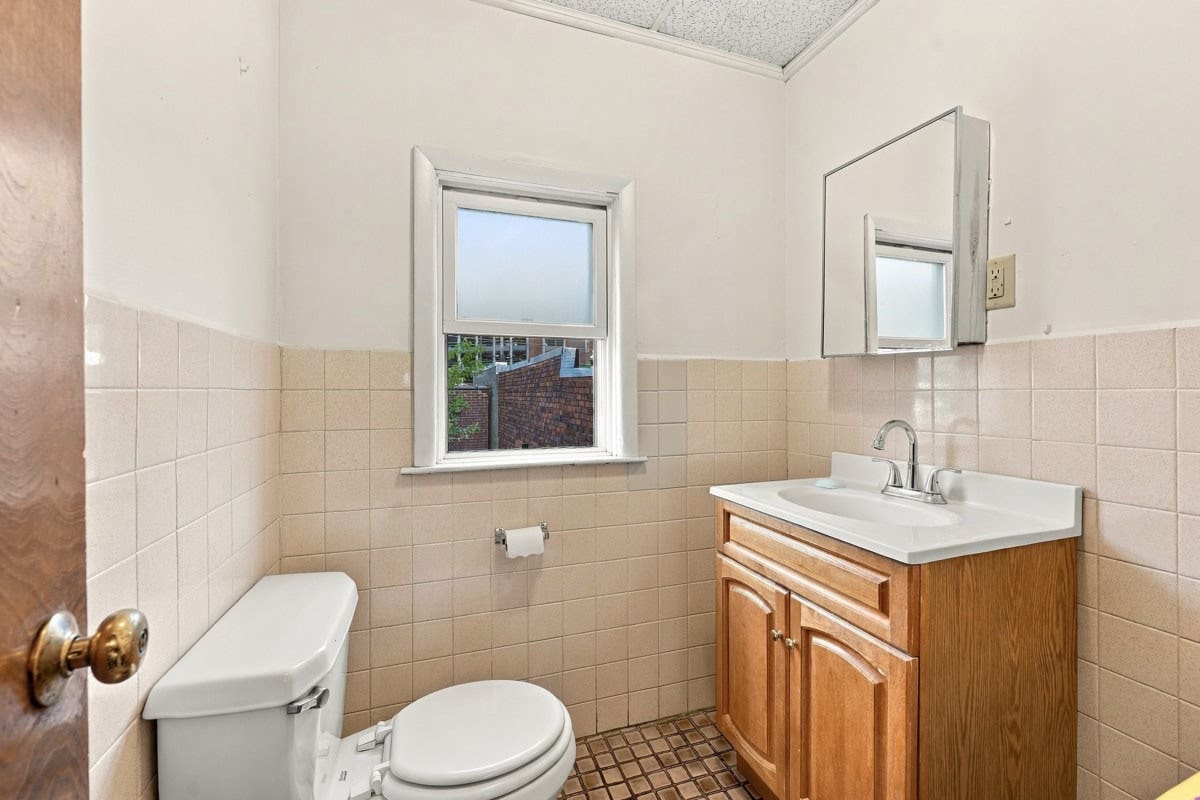 4911 Sciota Street, Pittsburgh, PA 15224 2nd and 3rd floor apartment has a large eat-in kitchen, living room, 1/2 bath on the 2nd level, three bedrooms and full bathroom on the 3rd floor.
