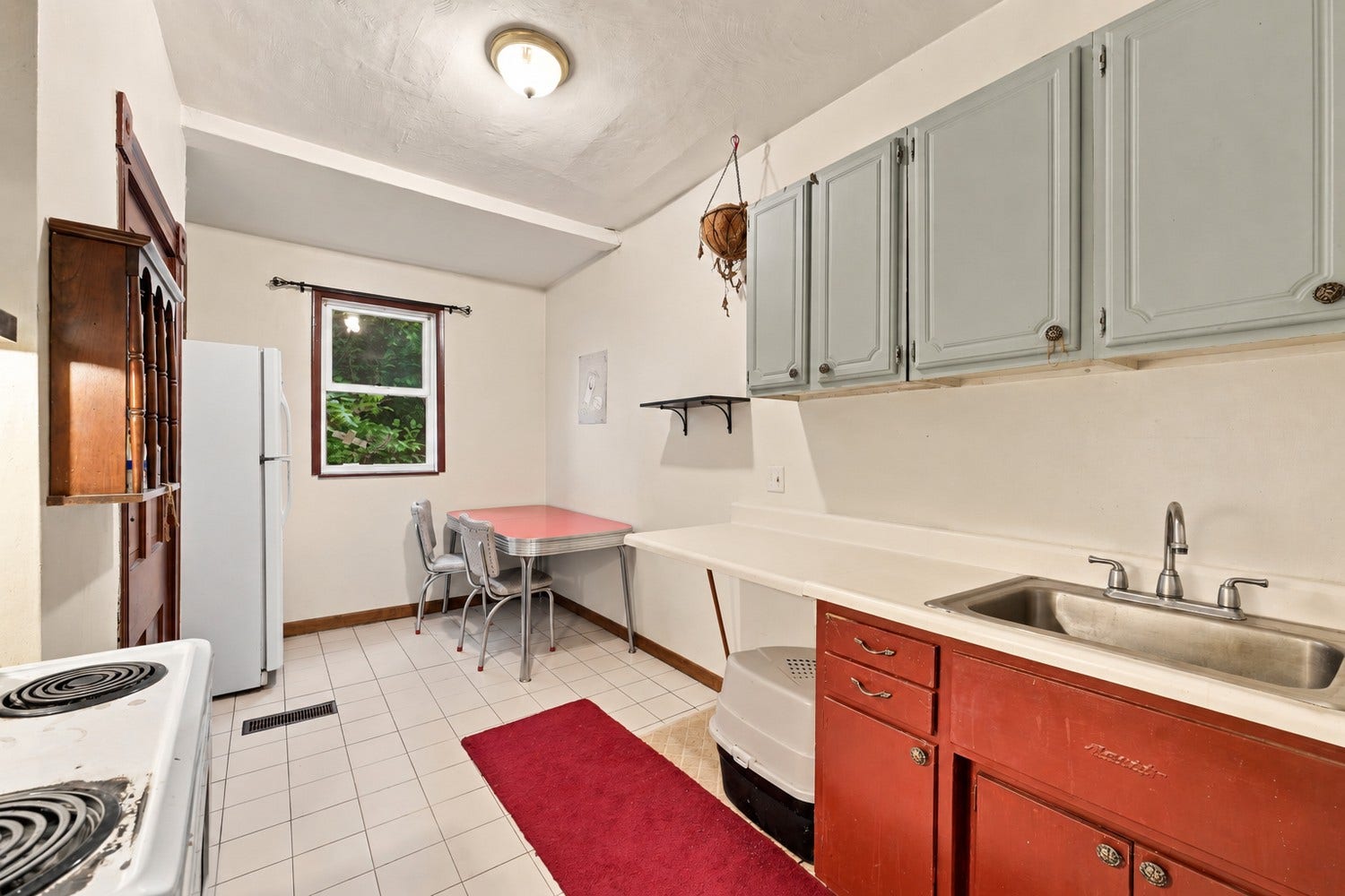 4911 Sciota Street, Pittsburgh, PA 15224 1st floor apartment has living room, large eat-in kitchen, spacious bedroom and full bathroom.