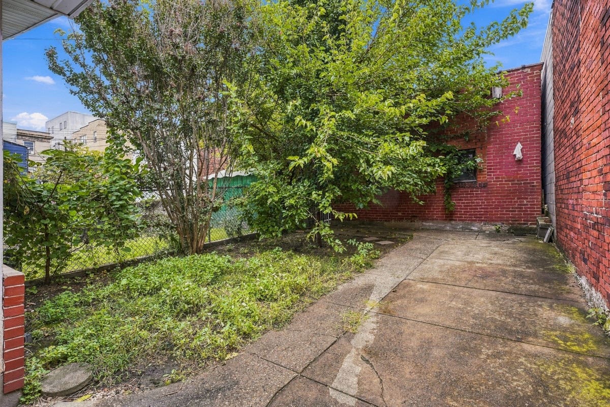 4911 Sciota Street, Pittsburgh, PA 15224 Shared patio in the back. Leads to the 2 car garage.