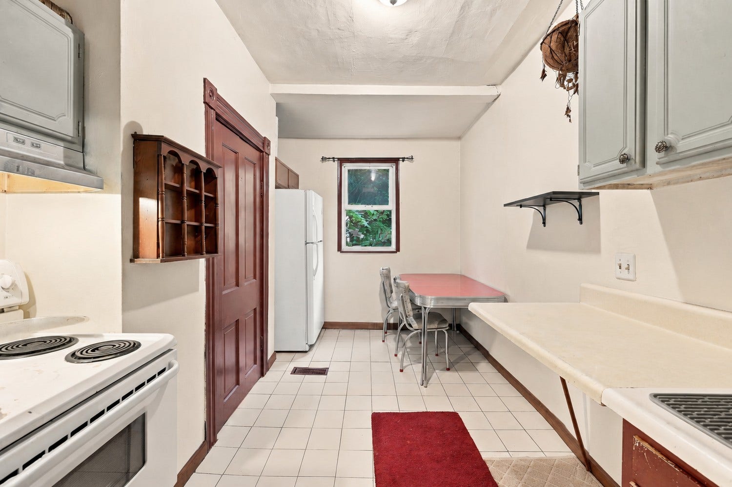 4911 Sciota Street, Pittsburgh, PA 15224 1st floor apartment has living room, large eat-in kitchen, spacious bedroom and full bathroom.
