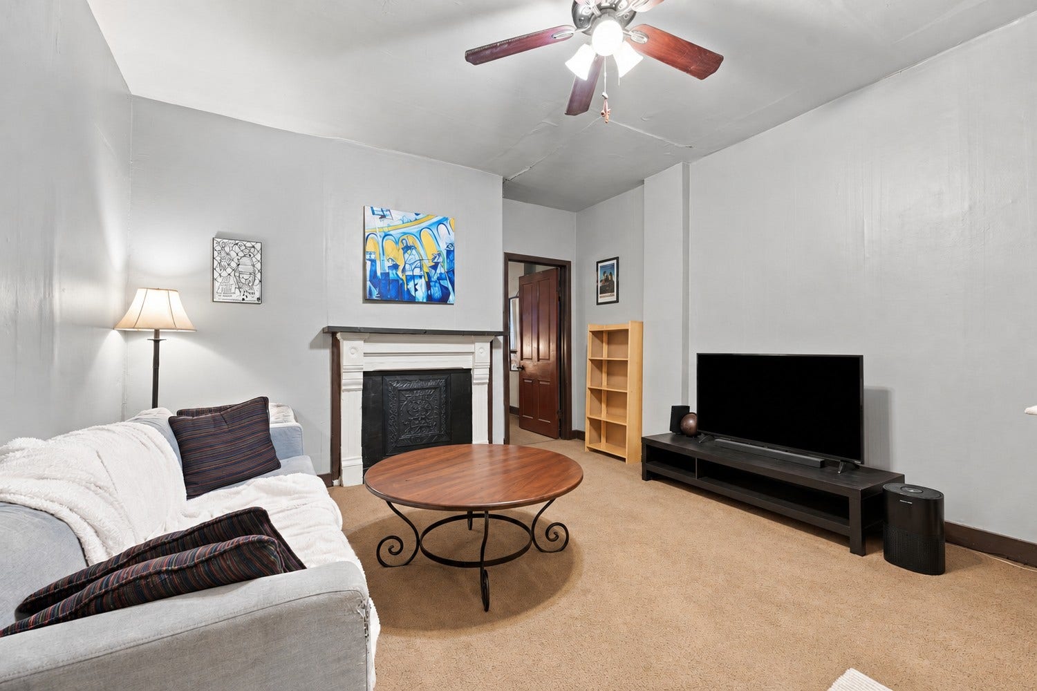 4911 Sciota Street, Pittsburgh, PA 15224 1st floor apartment has living room, large eat-in kitchen, spacious bedroom and full bathroom.