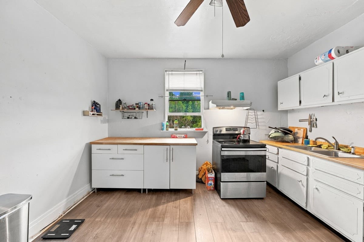 4911 Sciota Street, Pittsburgh, PA 15224 2nd and 3rd floor apartment has a large eat-in kitchen, living room, 1/2 bath on the 2nd level, three bedrooms and full bathroom on the 3rd floor.