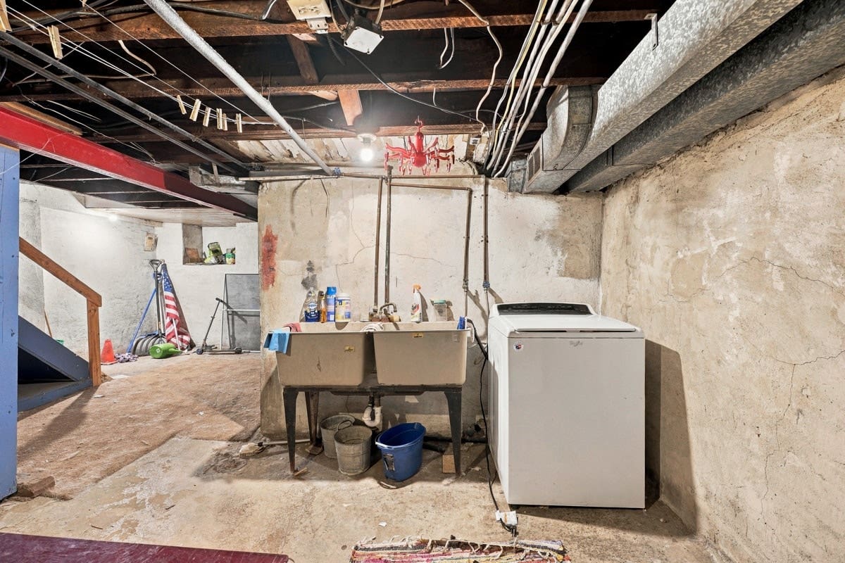 4911 Sciota Street, Pittsburgh, PA 15224 Laundry in the basement is shared by both units.