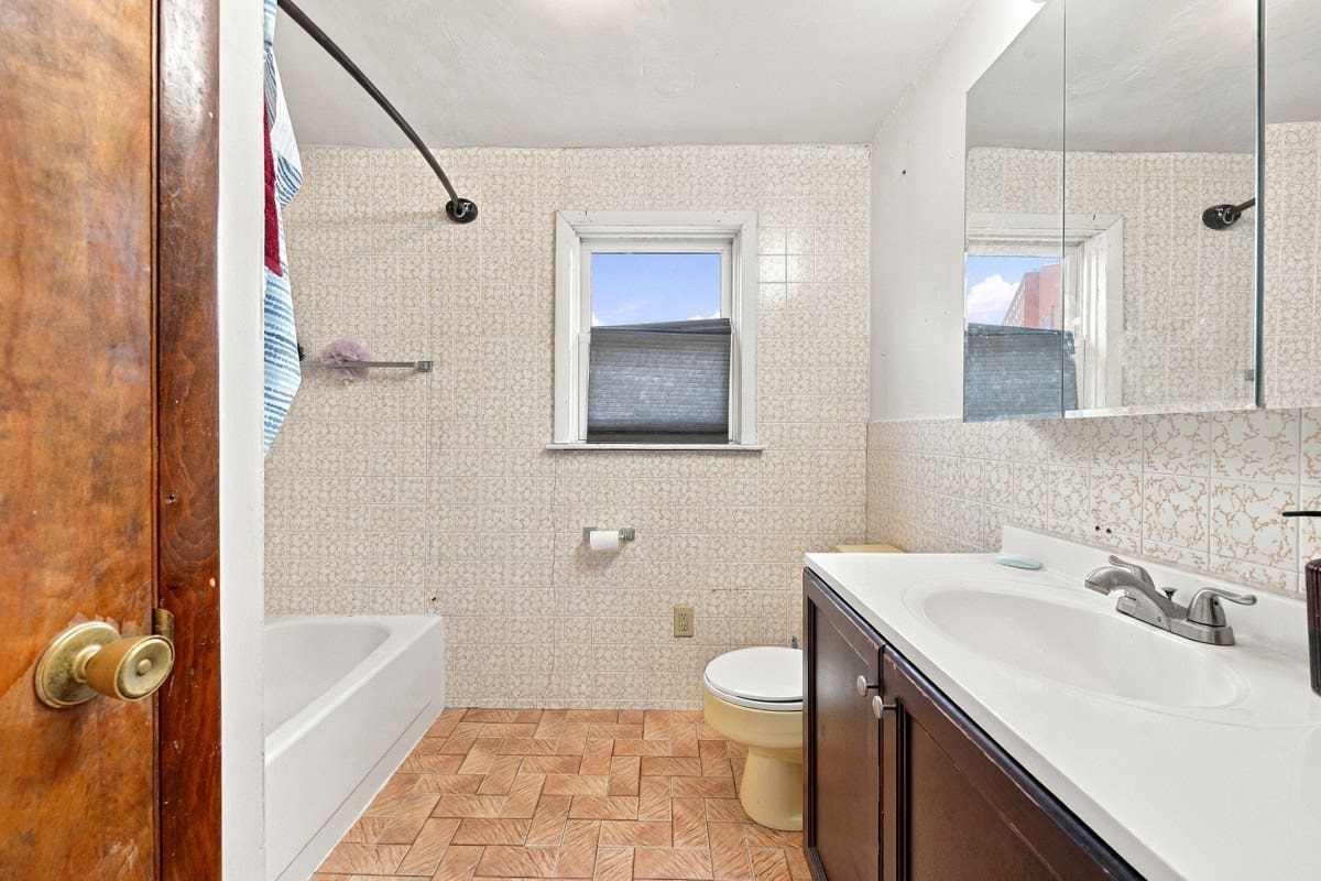 4911 Sciota Street, Pittsburgh, PA 15224 2nd and 3rd floor apartment has a large eat-in kitchen, living room, 1/2 bath on the 2nd level, three bedrooms and full bathroom on the 3rd floor.