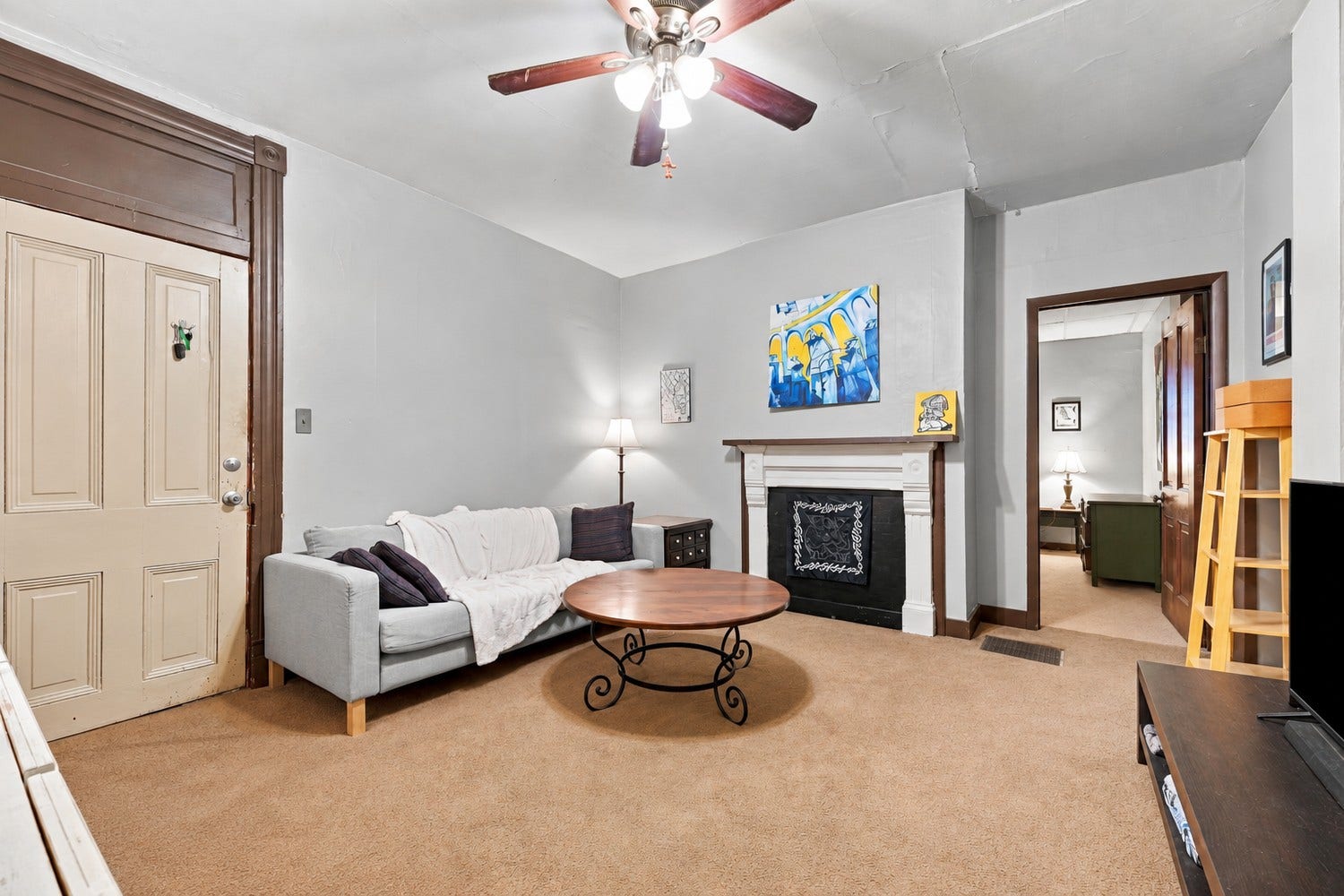 4911 Sciota Street, Pittsburgh, PA 15224 1st floor apartment has living room, large eat-in kitchen, spacious bedroom and full bathroom.