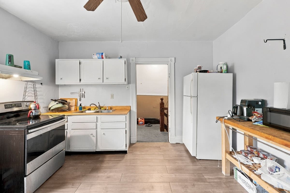 4911 Sciota Street, Pittsburgh, PA 15224 2nd and 3rd floor apartment has a large eat-in kitchen, living room, 1/2 bath on the 2nd level, three bedrooms and full bathroom on the 3rd floor.