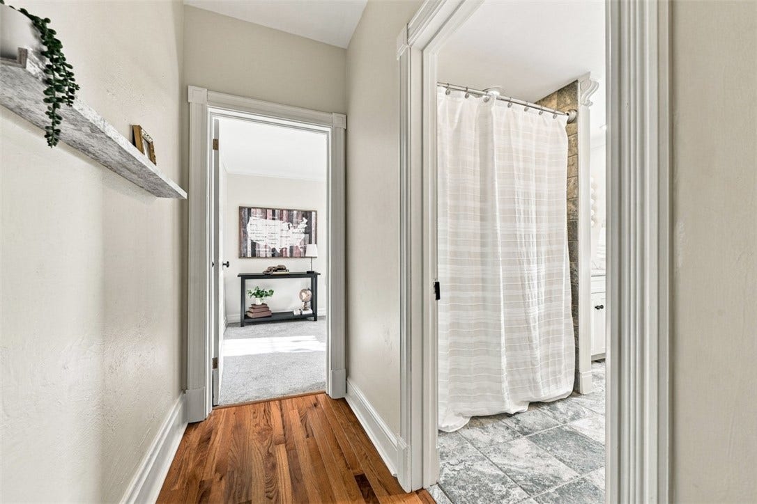 123 4th Street, Pittsburgh, PA 15215 Upper Level Hallway