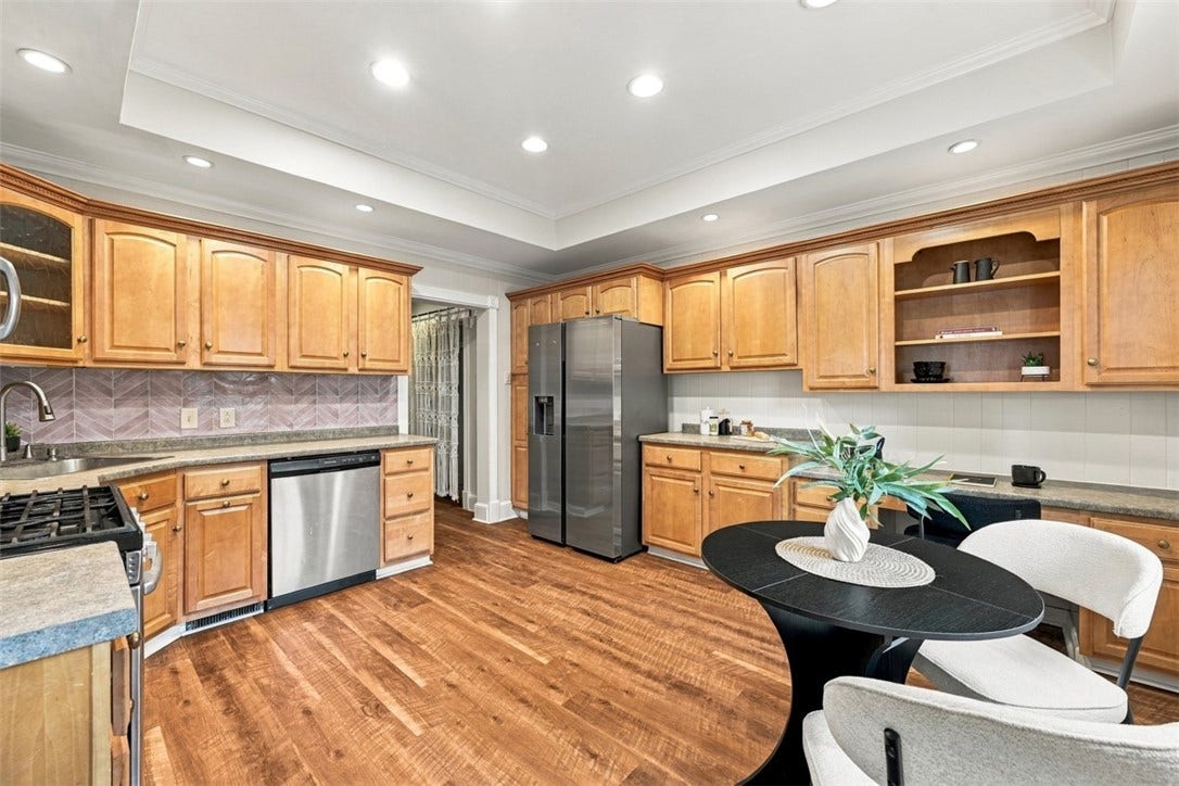 123 4th Street, Pittsburgh, PA 15215 Fully equipped eat in kitchen