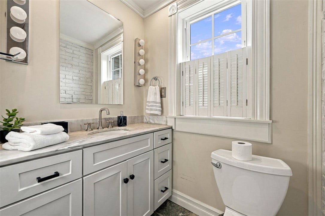 123 4th Street, Pittsburgh, PA 15215 Hall full bathroom complete with tub/shower