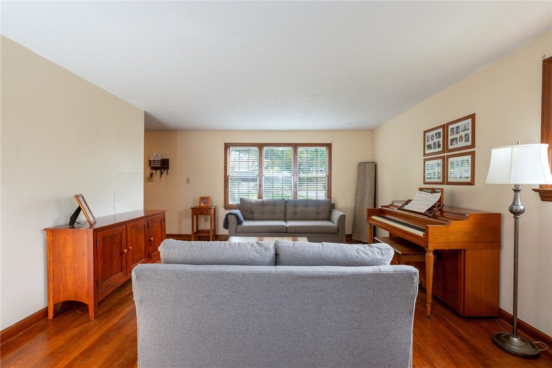 1286 Lakemont Dr, Pittsburgh, PA 15243