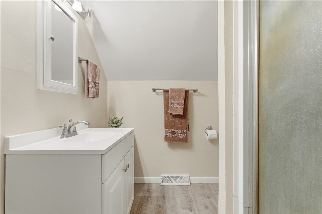 Upper full bathroom with shower.