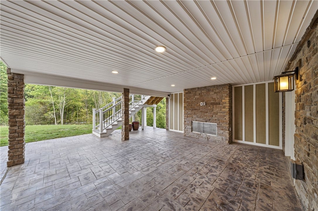 325 Crest Ln, Mars, PA 16046