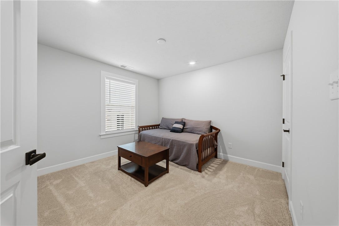 325 Crest Ln, Mars, PA 16046