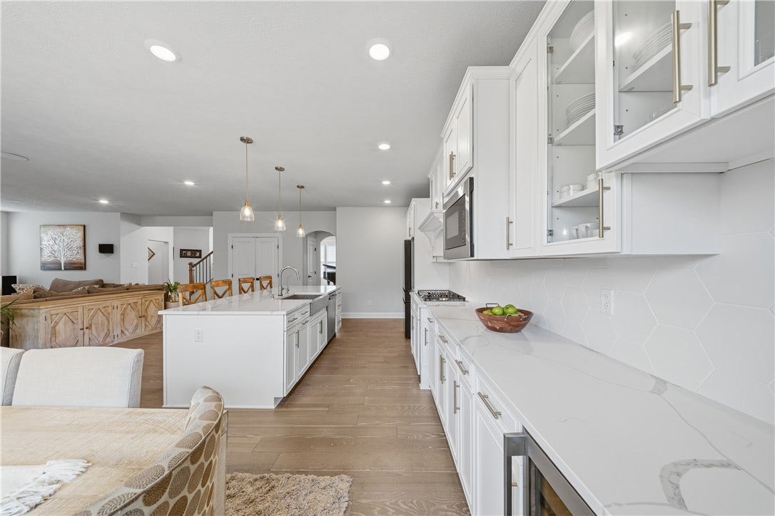 325 Crest Ln, Mars, PA 16046