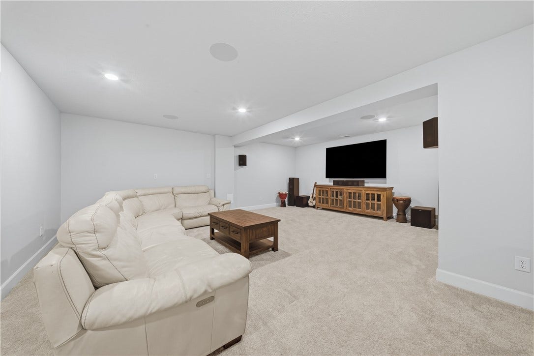 325 Crest Ln, Mars, PA 16046