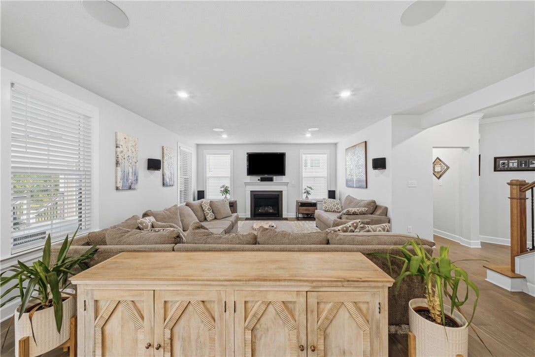 325 Crest Ln, Mars, PA 16046