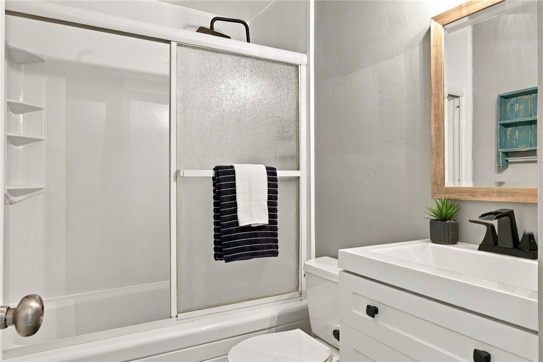 4052 Crestwood Drive, Gibsonia, PA 15044 Main Bathroom