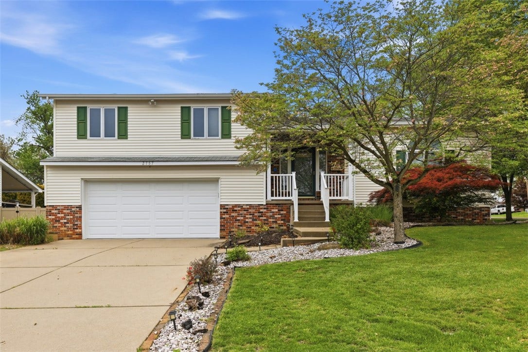 2757 Edith Street, Lower Burrell, PA 15068 Lovely multi-level home.