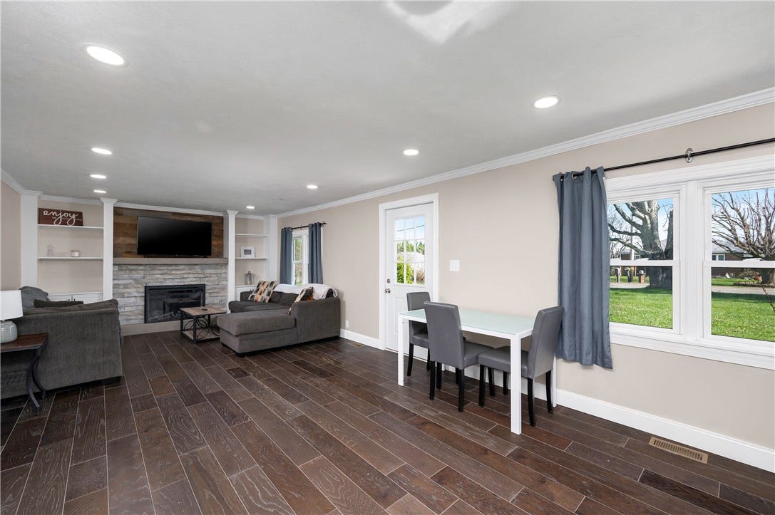 431 Sunset Dr, Butler, PA 16001 Open-living/dining