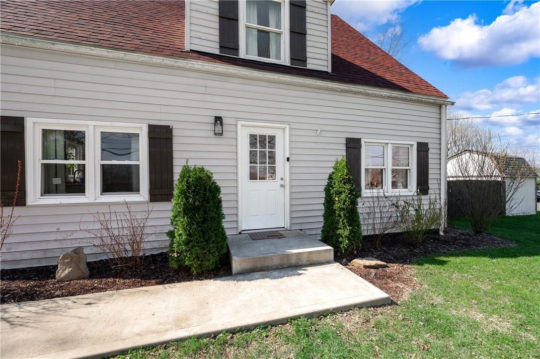 431 Sunset Dr, Butler, PA 16001 Front porch