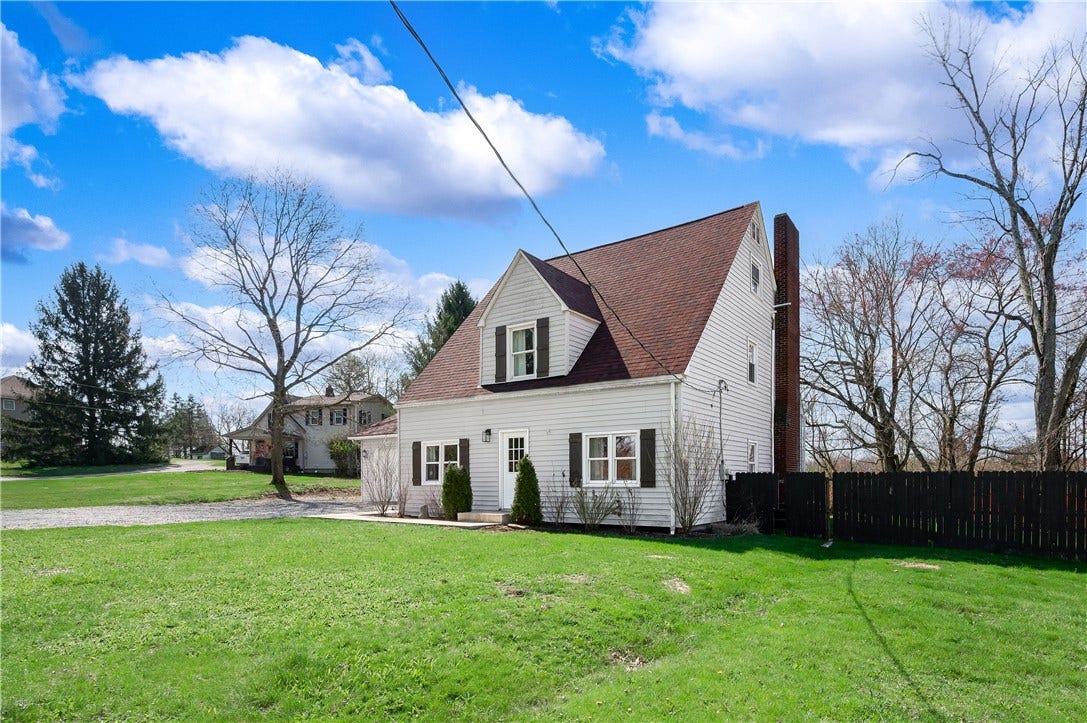 431 Sunset Dr, Butler, PA 16001 Front of home