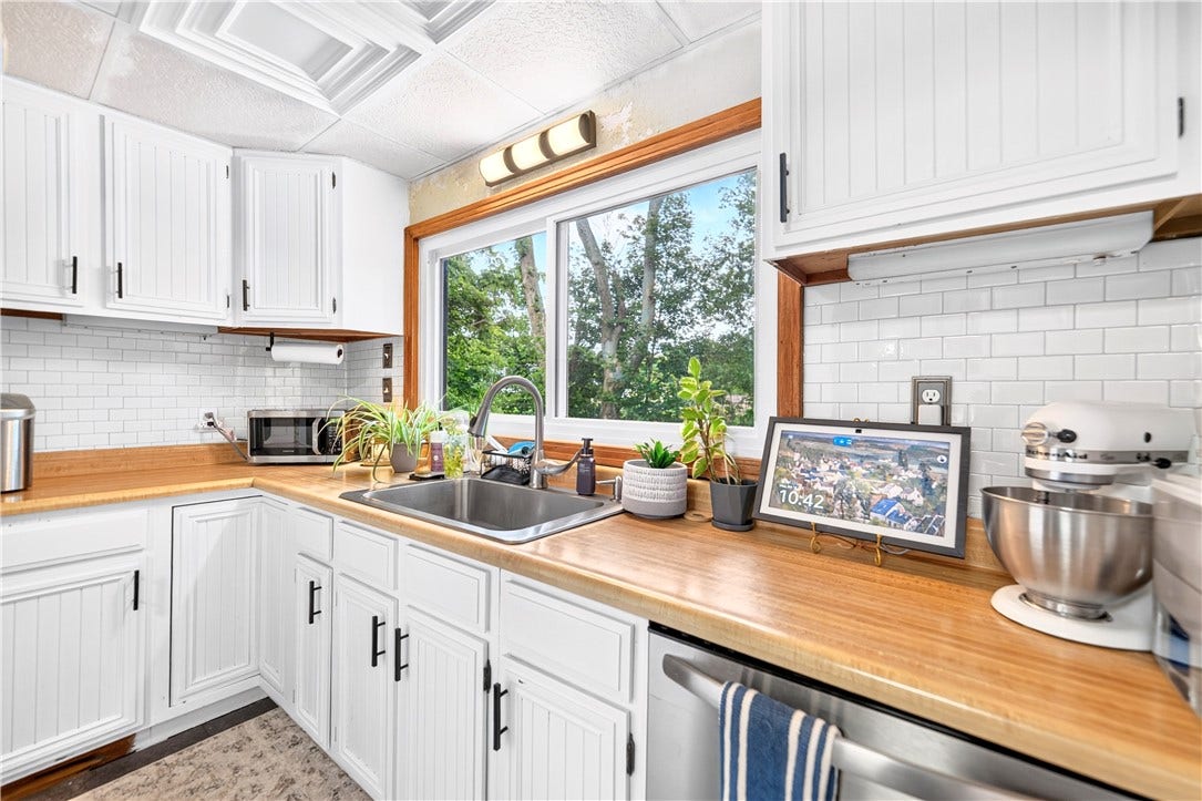 4004 Noblestown Rd, Oakdale, PA 15071 Great natural light