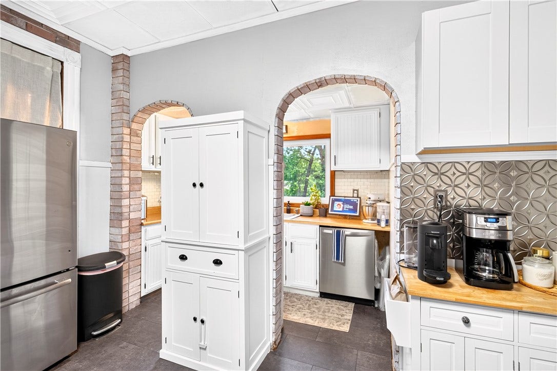 4004 Noblestown Rd, Oakdale, PA 15071 super charming space