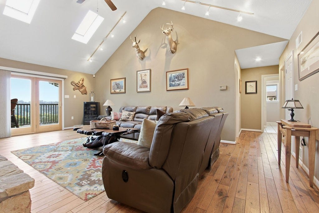 1411 John Dr, North Huntingdon, PA 15642