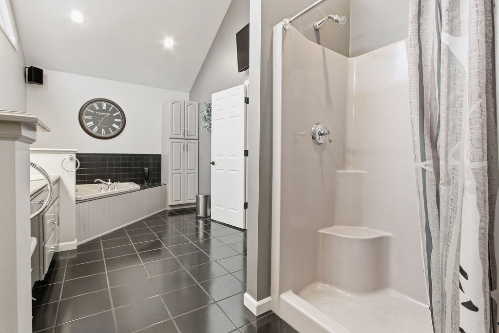 1411 John Dr, North Huntingdon, PA 15642