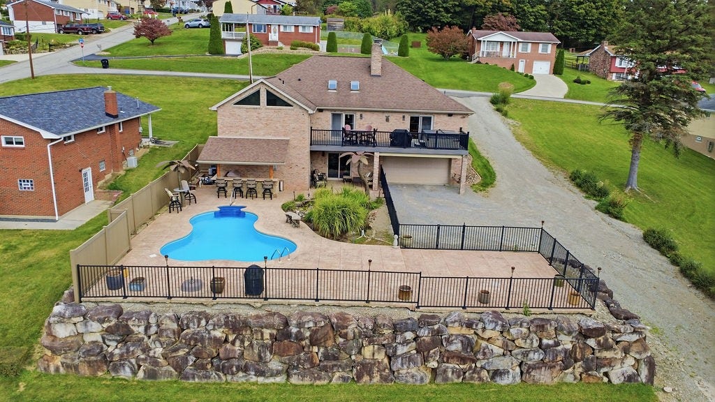 1411 John Dr, North Huntingdon, PA 15642