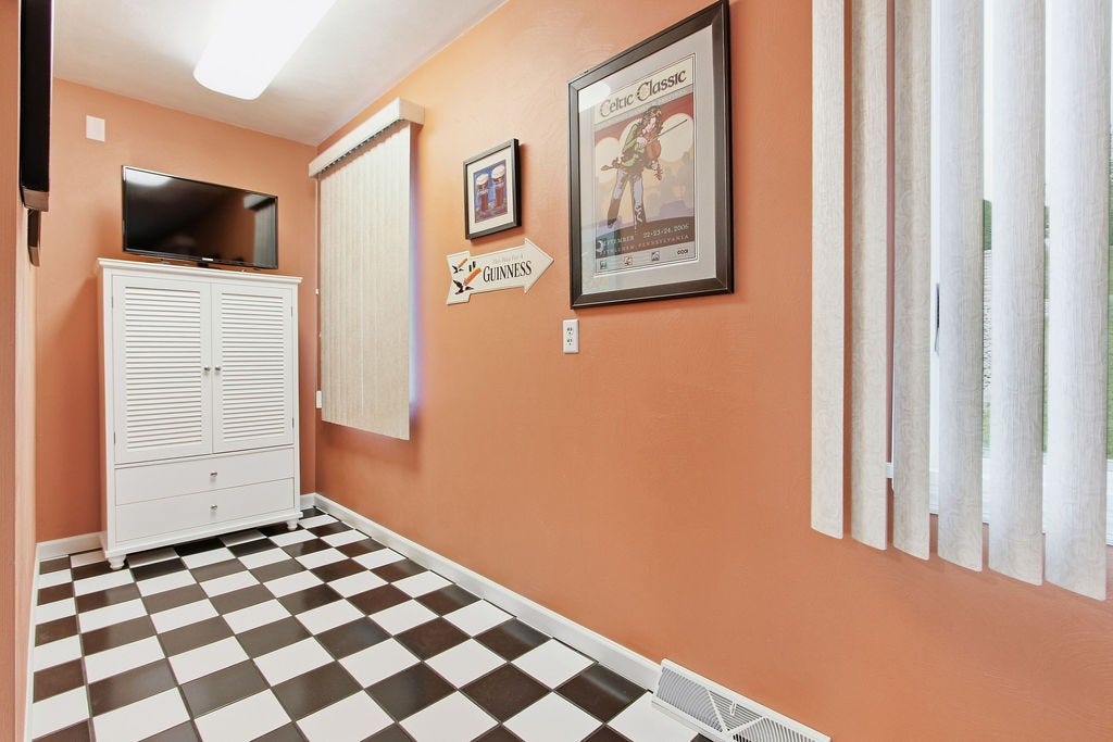 1411 John Dr, North Huntingdon, PA 15642