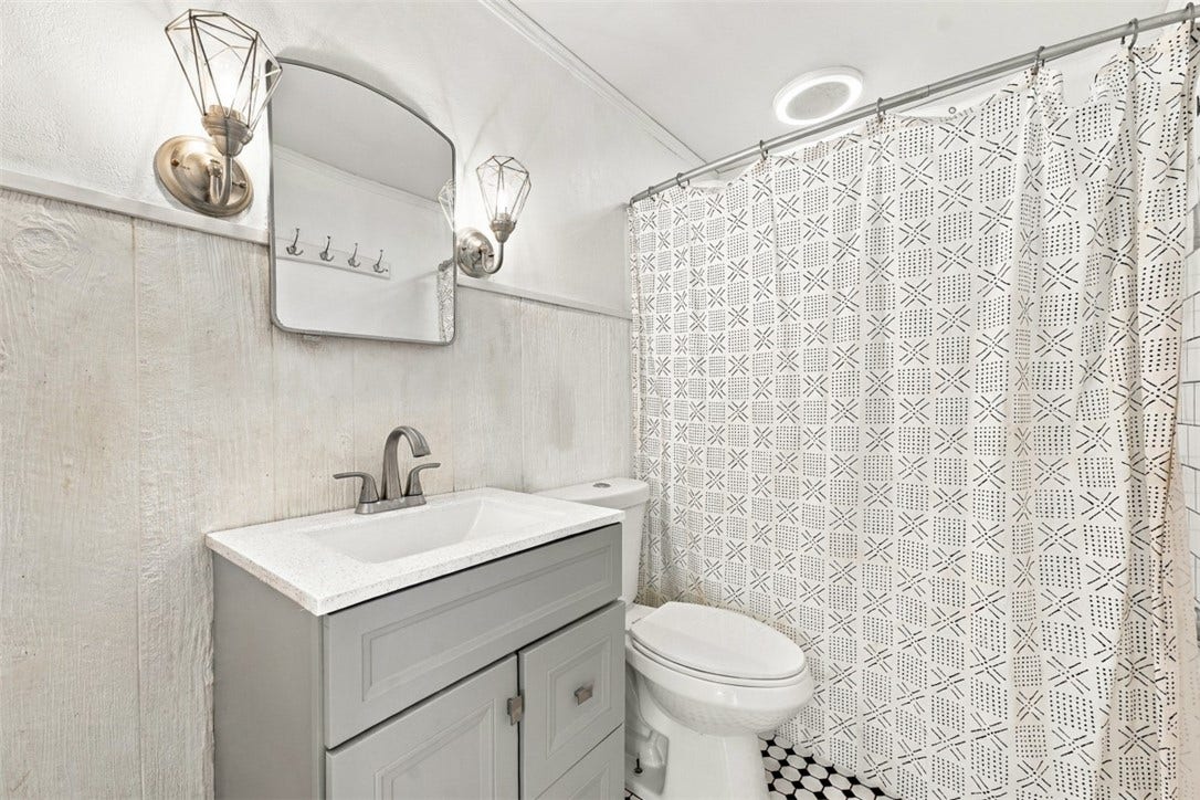 803 Lincoln Ave, Pittsburgh, PA 15215 main floor full bath