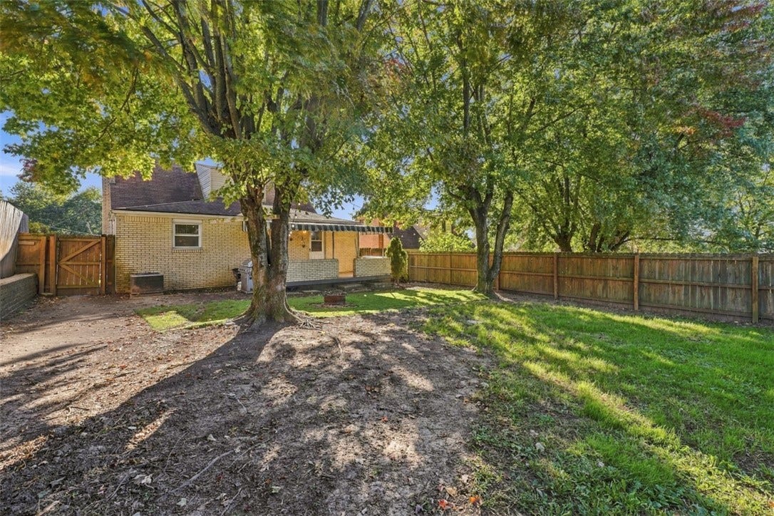 803 Lincoln Ave, Pittsburgh, PA 15215 fenced backyard