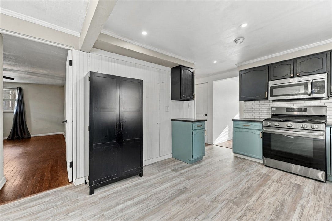 803 Lincoln Ave, Pittsburgh, PA 15215 kitchen