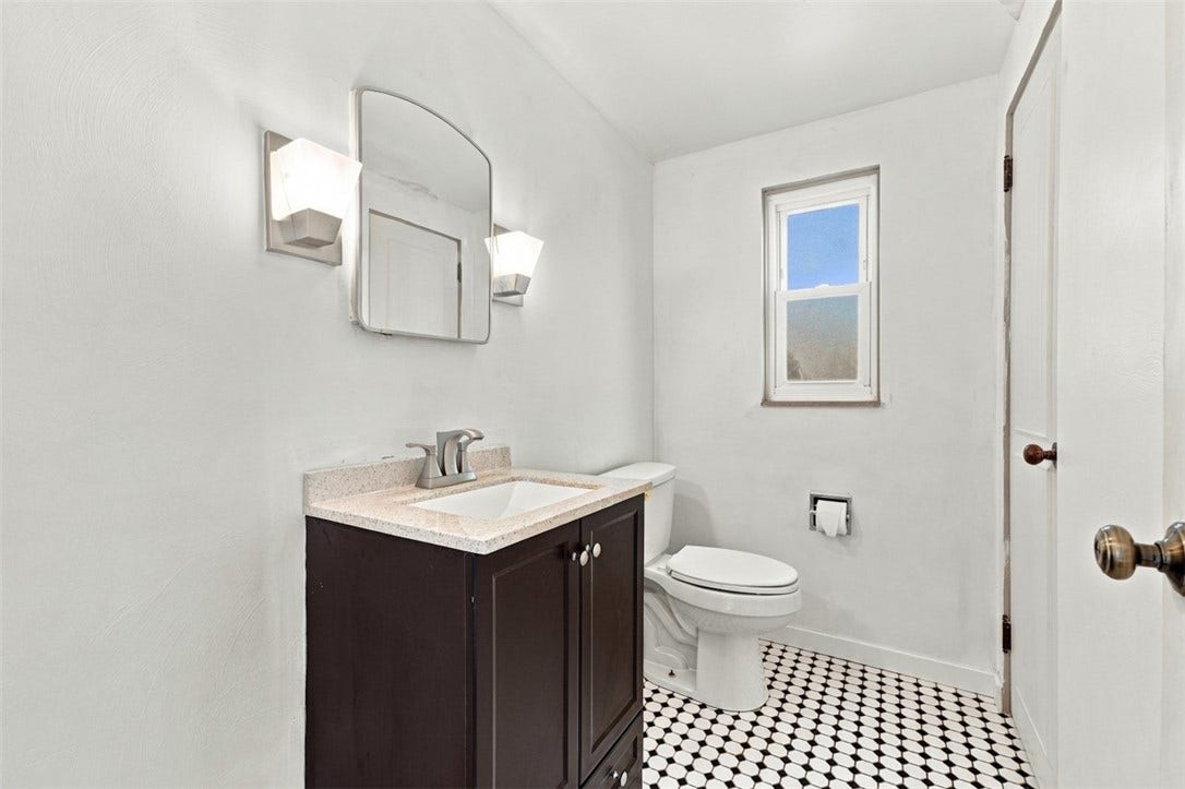 803 Lincoln Ave, Pittsburgh, PA 15215 half bath - upper level
