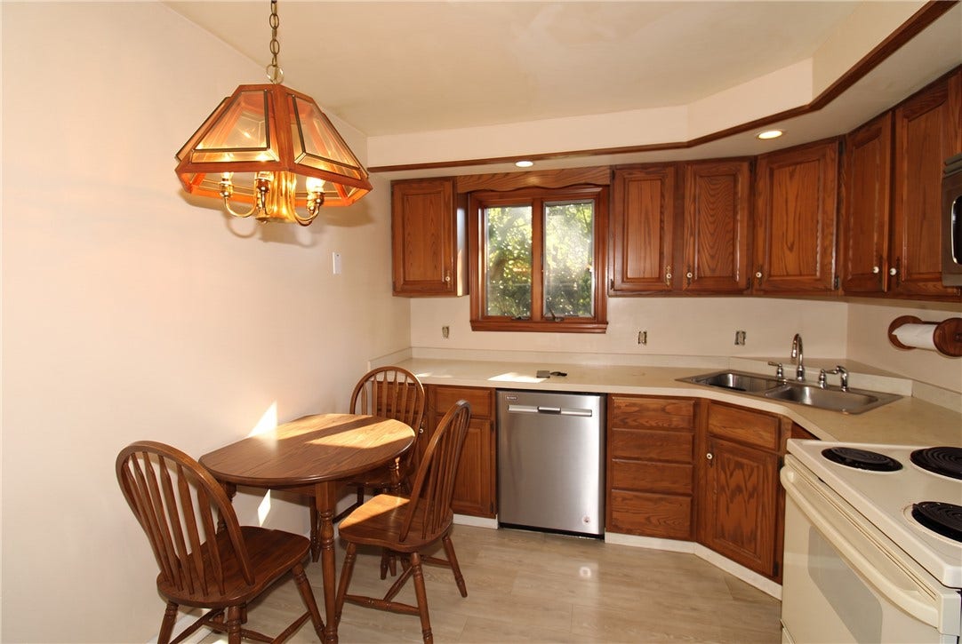 Traditional layout with ample cabinetry.