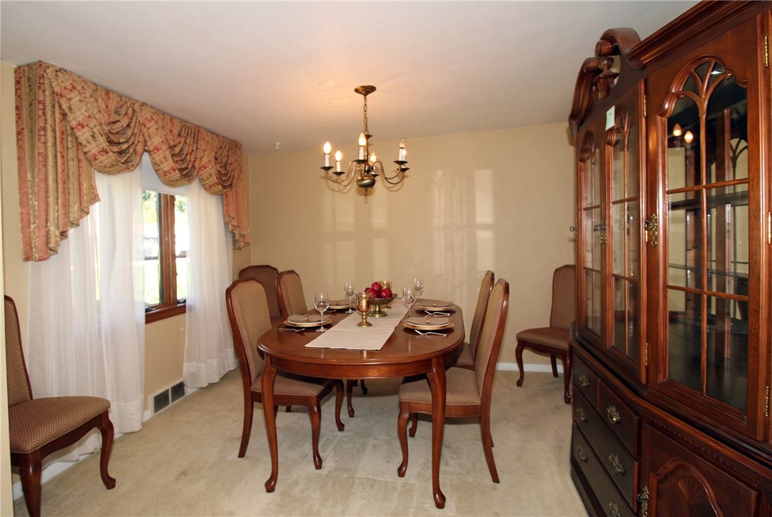 Virtually stage dining room