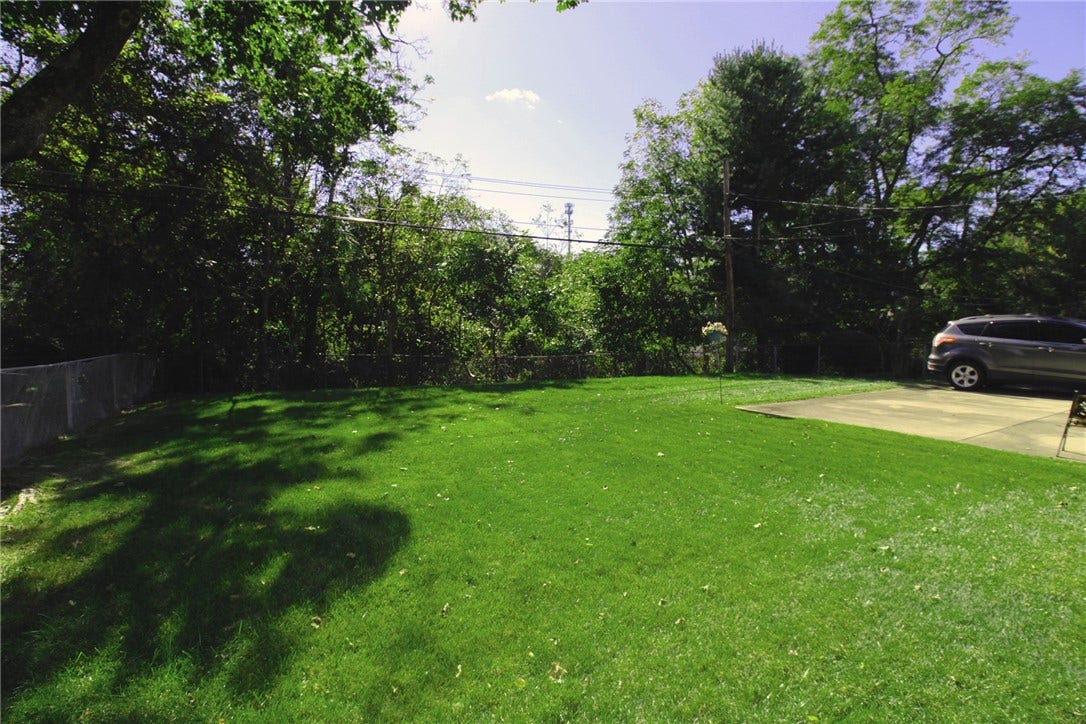 Beautiful yard to make your own.  Plenty of space to plant your favorite perenntials.