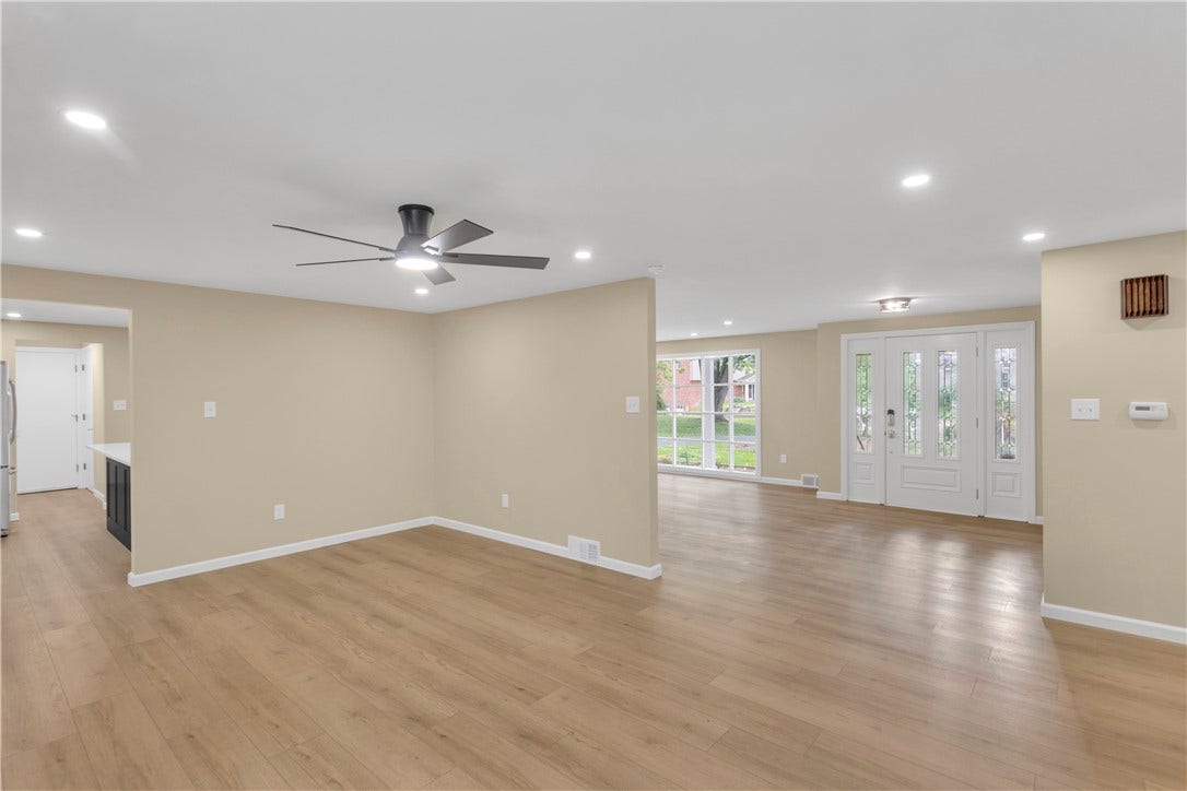 3909 Glencoe Court, Murrysville, PA 15668 Open Floor Plan - Family Room View into entry, living room and kitchen.