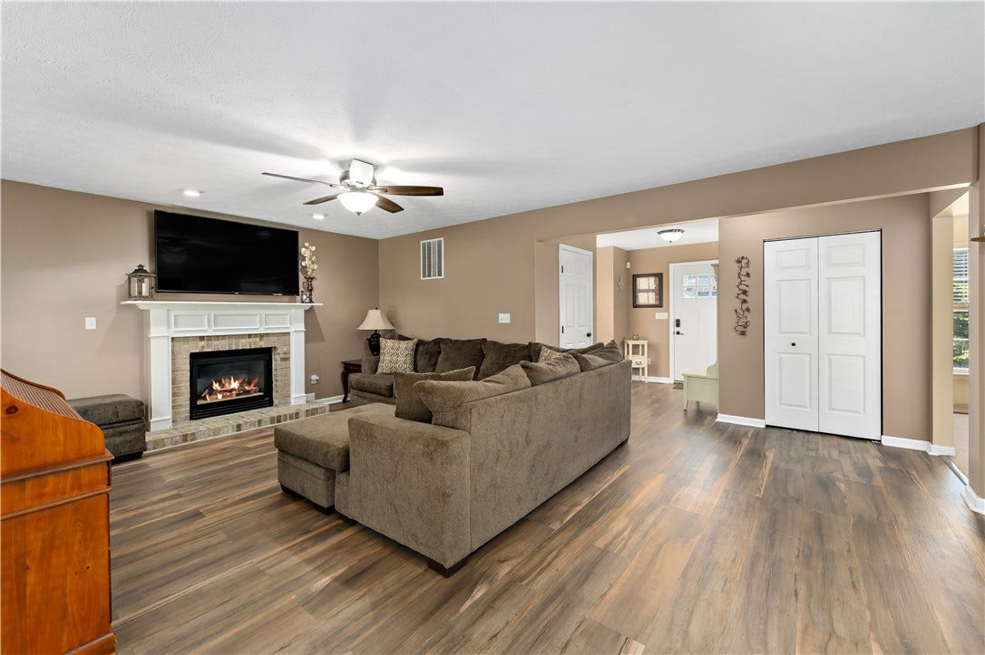 422 Sherwood Dr, Beaver, PA 15009
