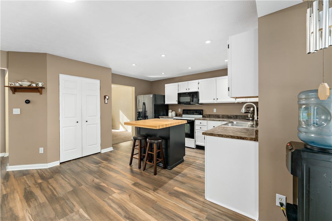 422 Sherwood Dr, Beaver, PA 15009