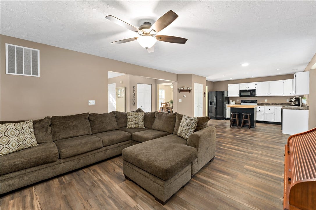 422 Sherwood Dr, Beaver, PA 15009