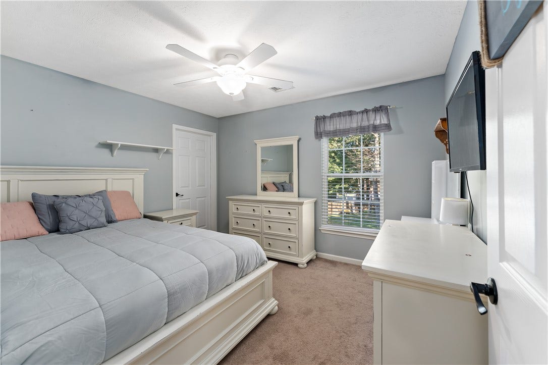 422 Sherwood Dr, Beaver, PA 15009