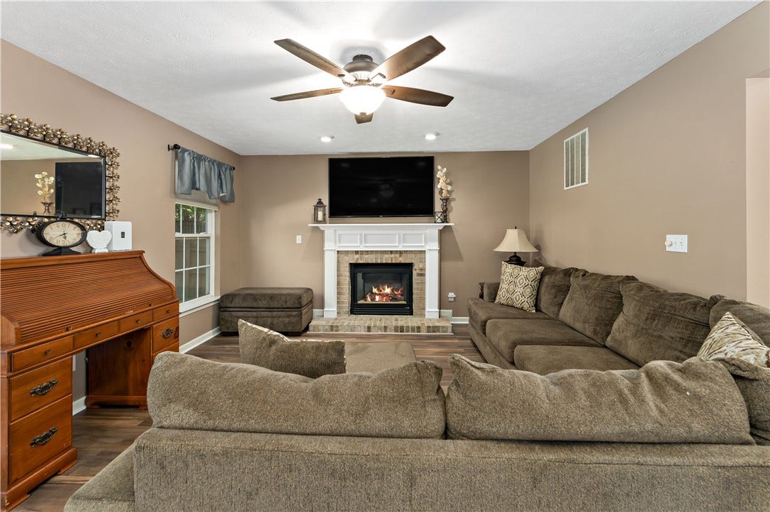 422 Sherwood Dr, Beaver, PA 15009