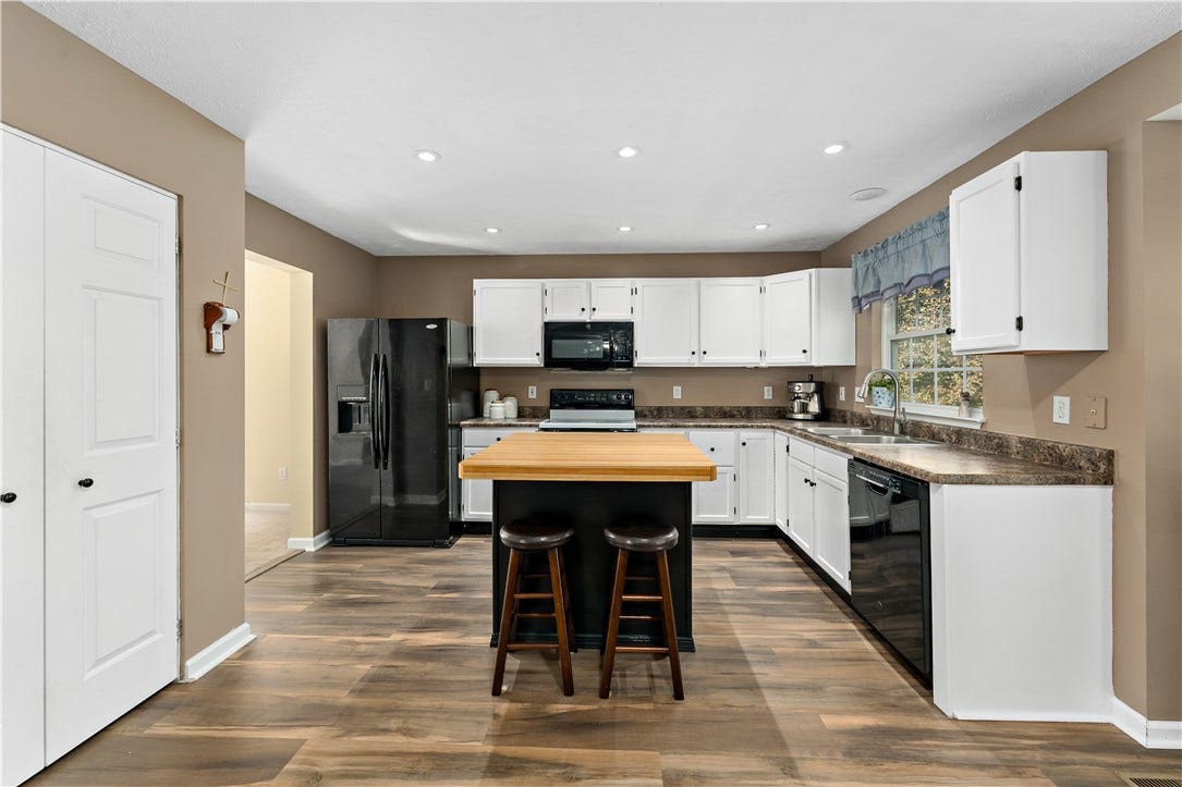 422 Sherwood Dr, Beaver, PA 15009