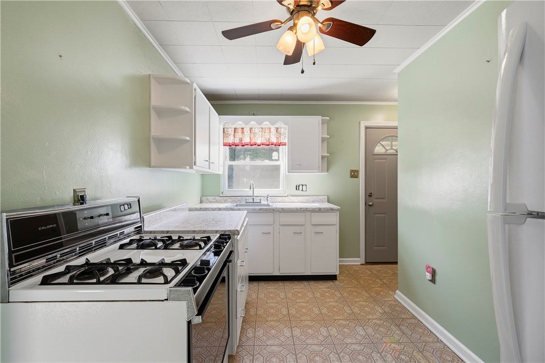 3942 Lawnview Ave, Pittsburgh, PA 15227 Kitchen area