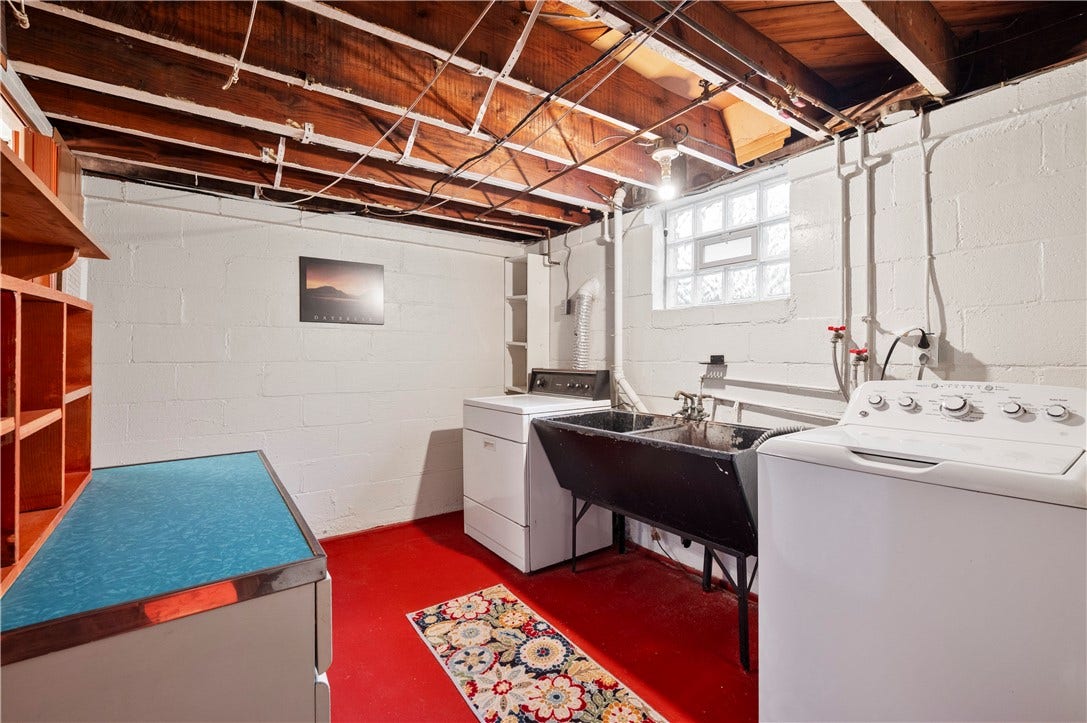 3942 Lawnview Ave, Pittsburgh, PA 15227 Spacious laundry room