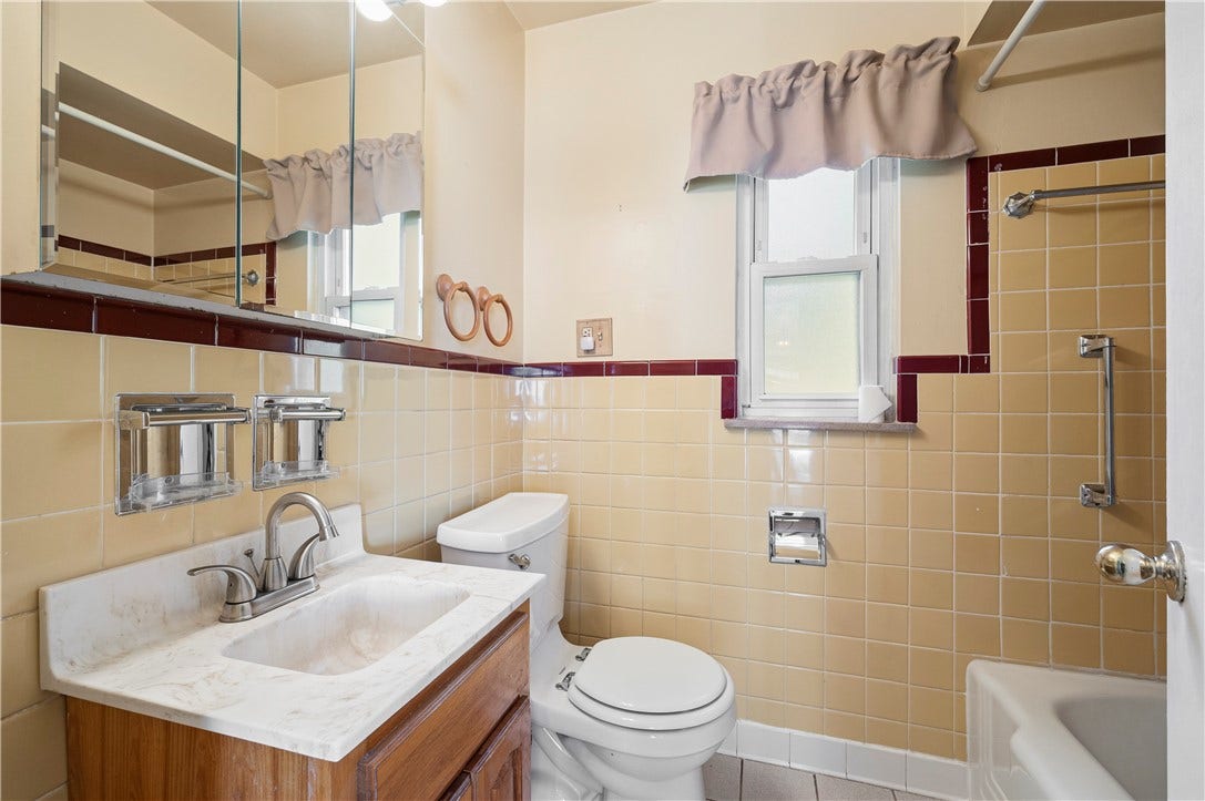 3942 Lawnview Ave, Pittsburgh, PA 15227 Full Bath (Tub and shower) on main floor
