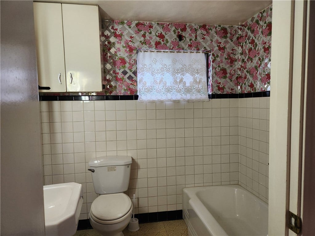 5623-5625 Carnegie St, Pittsburgh, PA 15201 Second Floor Bathroom